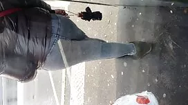 Čovjek prži pozivnic ...