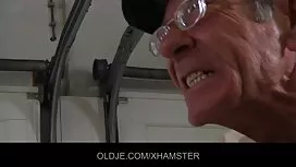 Lijepa djevojka obla ...