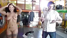 Prsata plavuša obišl ...