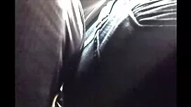 Mlada žena je razmiš ...