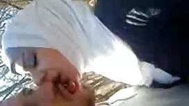 Prsata kurva hranila ...