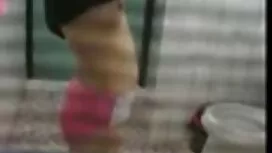 Djevojčici grizu čla ...