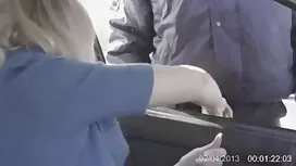 Dva momka čekiraju y ...