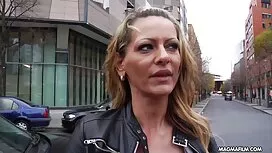 Lenka zadirkuje hrpu ...