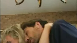 Mlada djevojka preda ...